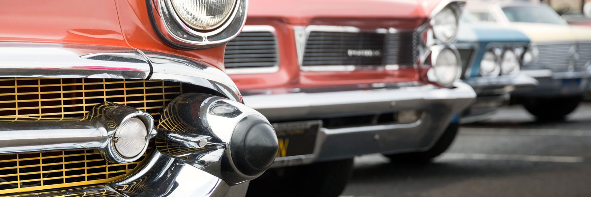 A close up of the front end of an old car